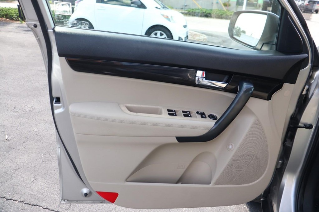 Kia Sorento Vehicle Full-screen Gallery Image 11