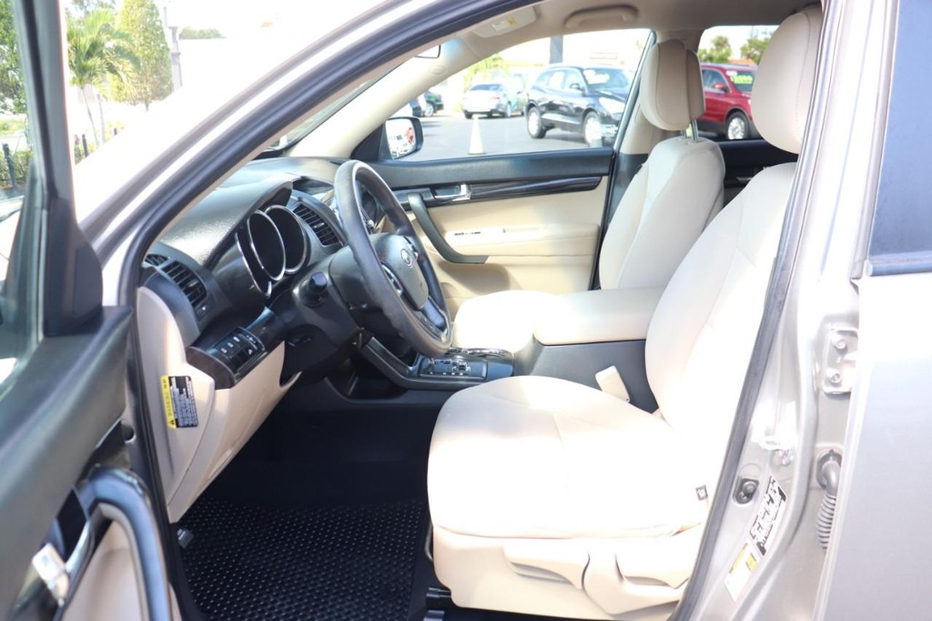 Kia Sorento Vehicle Full-screen Gallery Image 12
