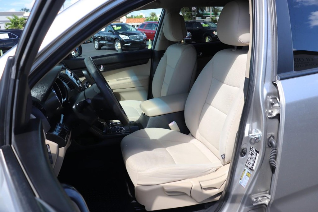 Kia Sorento Vehicle Full-screen Gallery Image 13