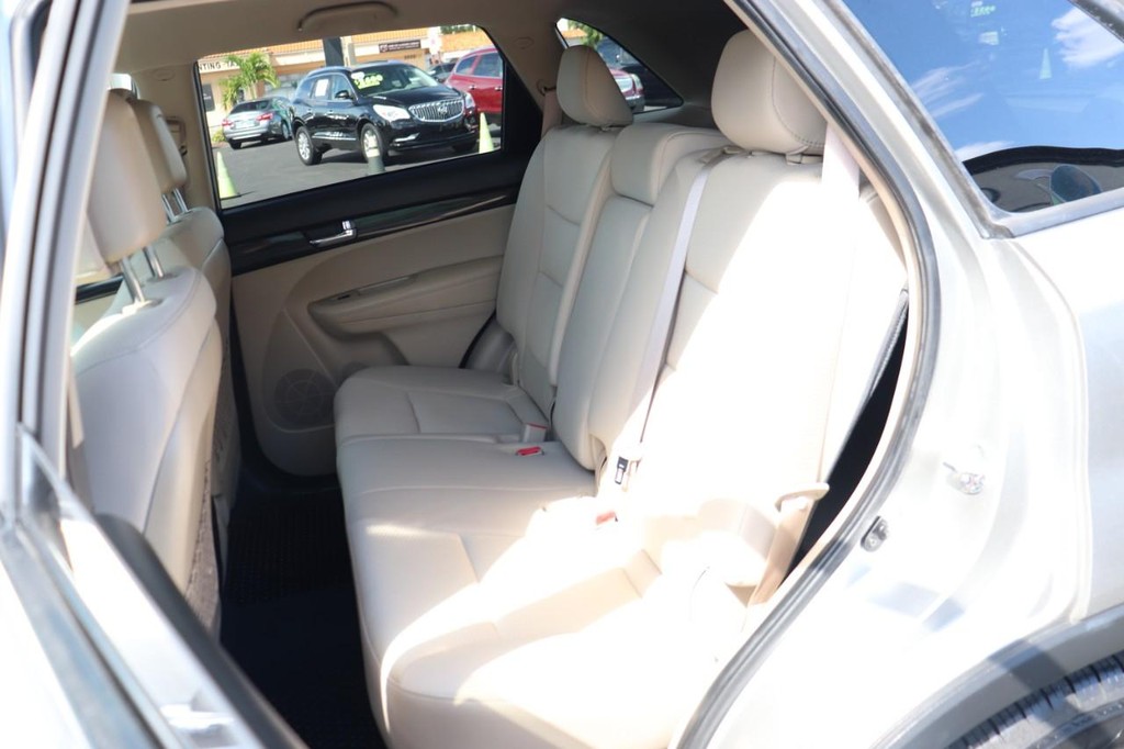 Kia Sorento Vehicle Full-screen Gallery Image 16