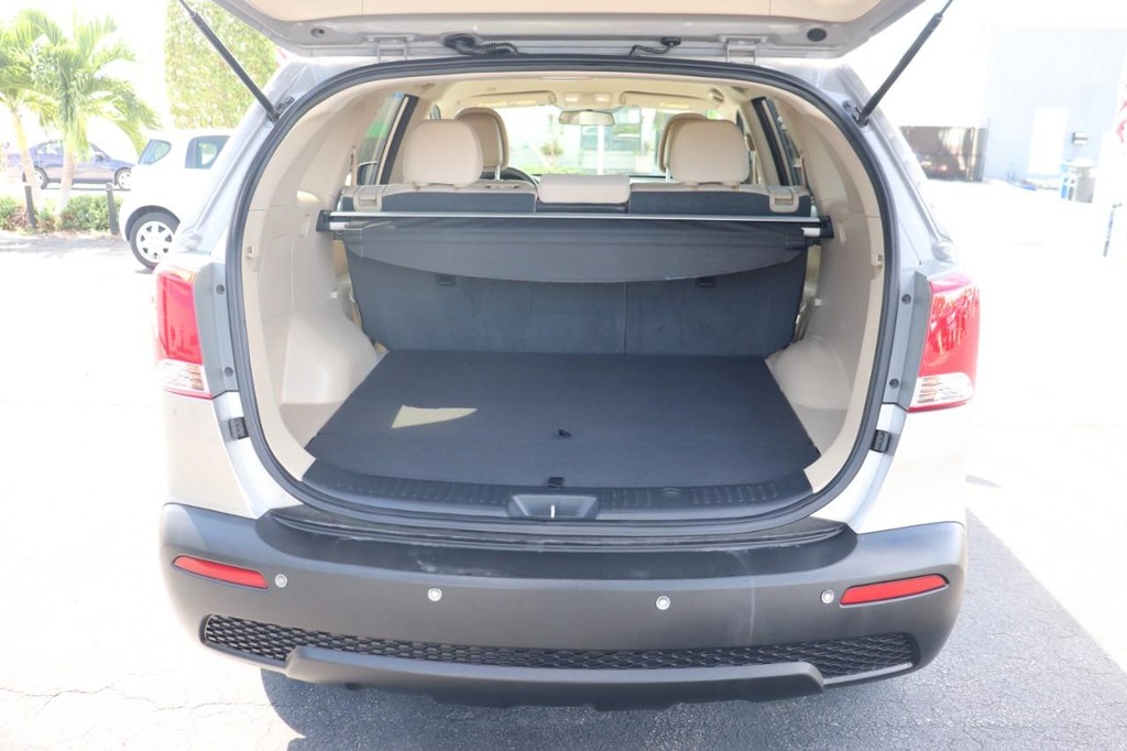 Kia Sorento Vehicle Full-screen Gallery Image 17