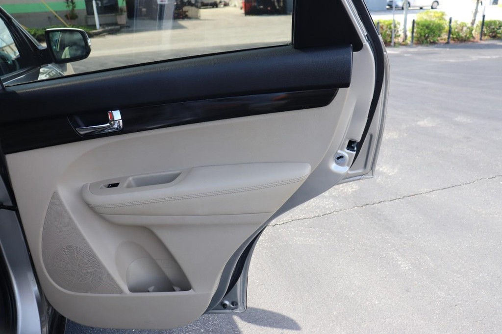 Kia Sorento Vehicle Full-screen Gallery Image 18