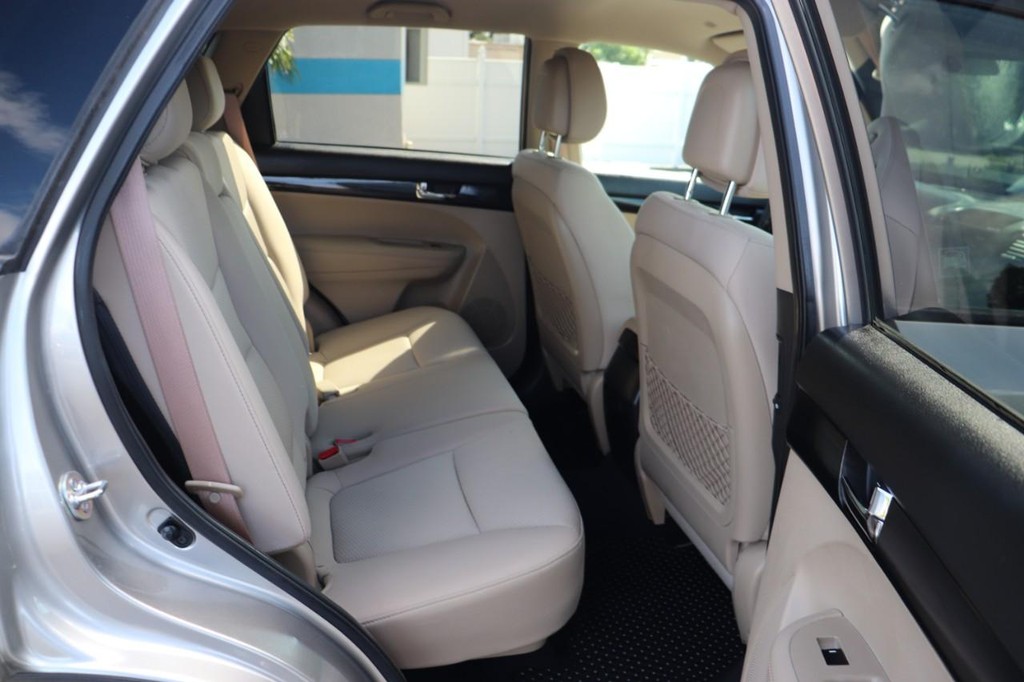 Kia Sorento Vehicle Full-screen Gallery Image 19