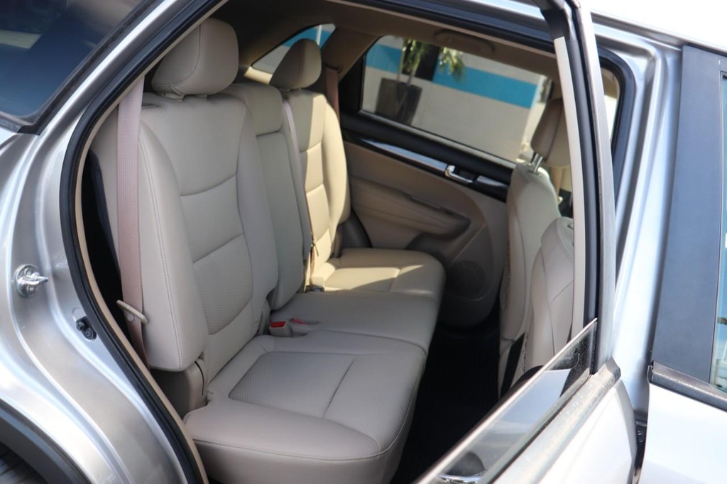 Kia Sorento Vehicle Full-screen Gallery Image 20