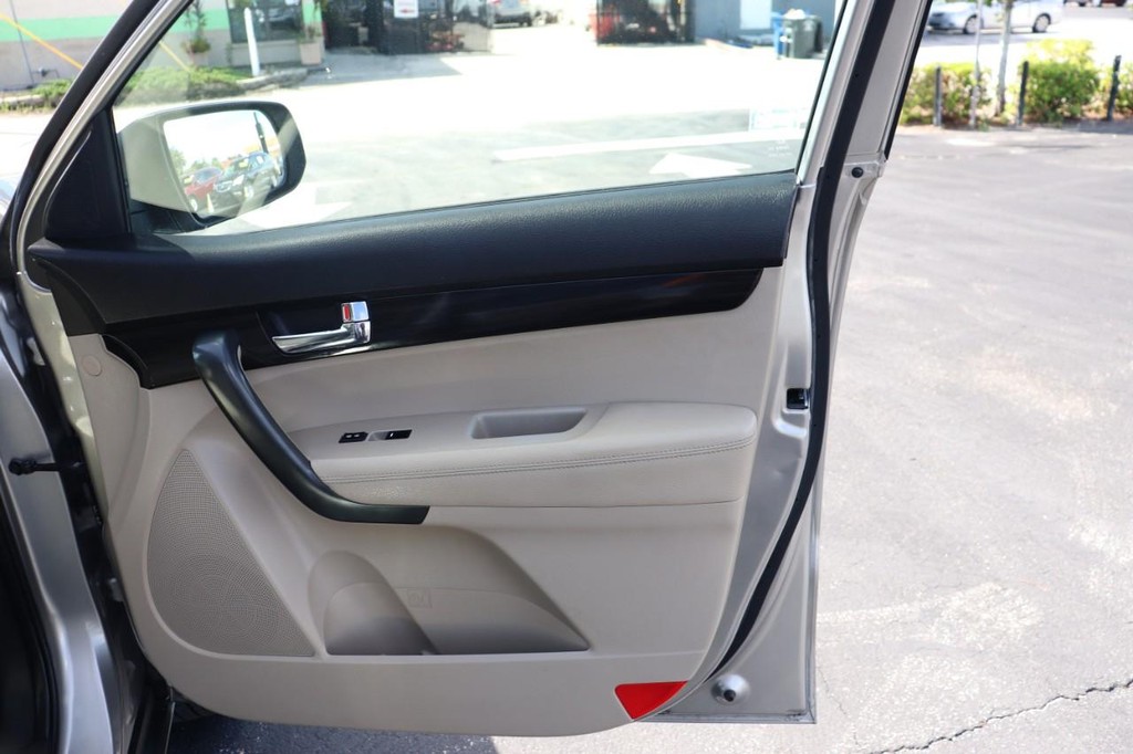 Kia Sorento Vehicle Full-screen Gallery Image 21