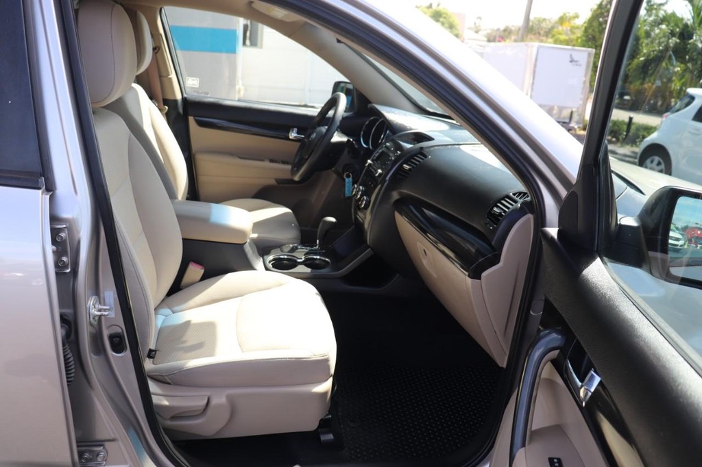 Kia Sorento Vehicle Full-screen Gallery Image 22