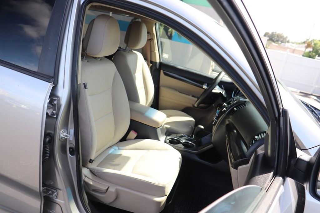 Kia Sorento Vehicle Full-screen Gallery Image 23