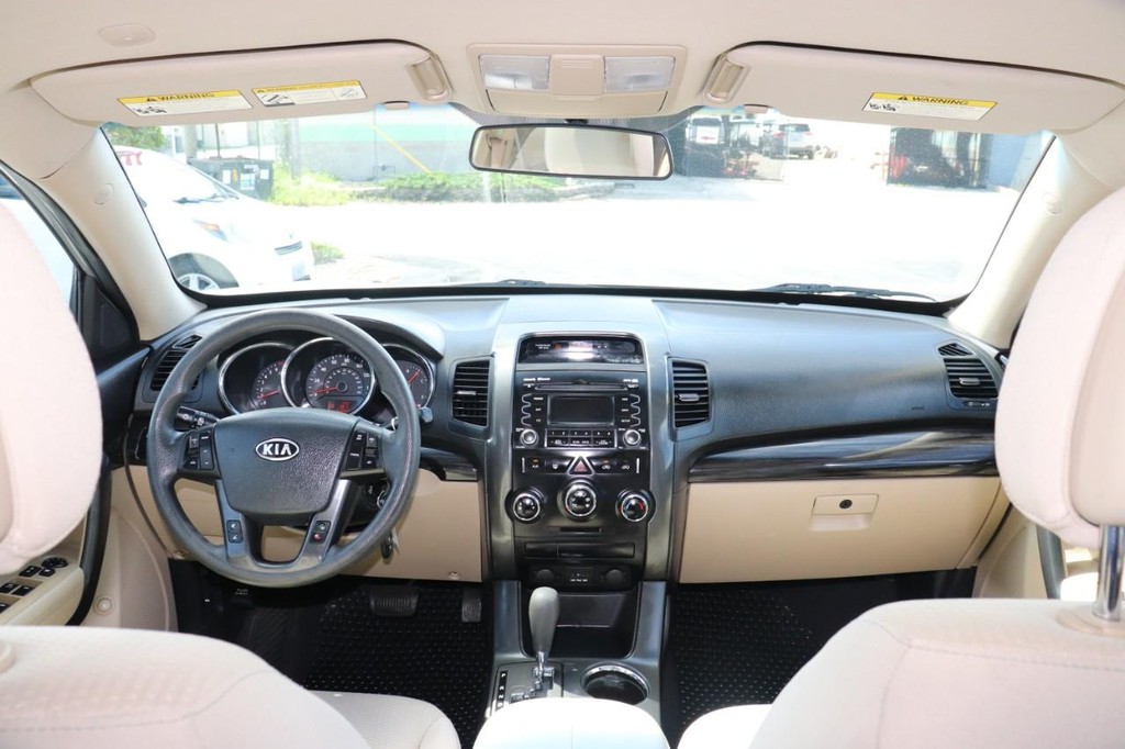 Kia Sorento Vehicle Full-screen Gallery Image 25