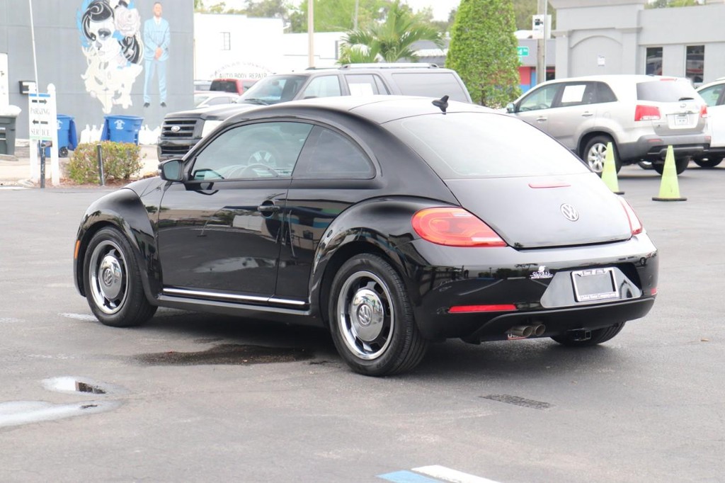 Volkswagen Beetle Vehicle Full-screen Gallery Image 06