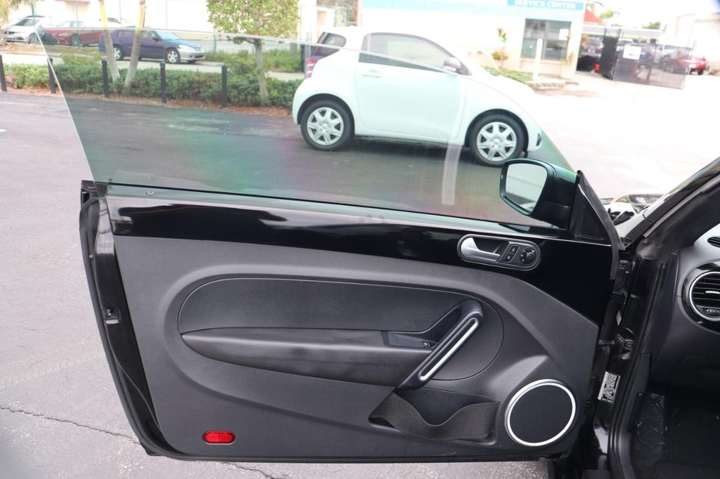 Volkswagen Beetle Vehicle Full-screen Gallery Image 11