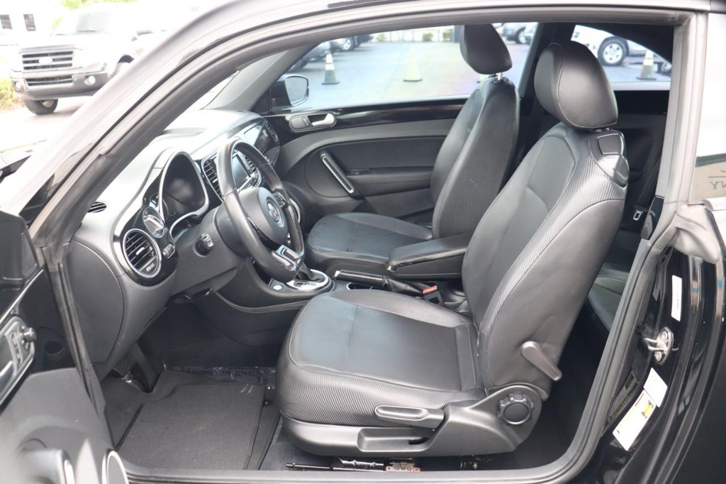 Volkswagen Beetle Vehicle Full-screen Gallery Image 12