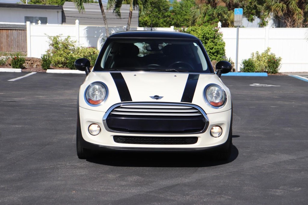 MINI Cooper Hardtop Vehicle Full-screen Gallery Image 02