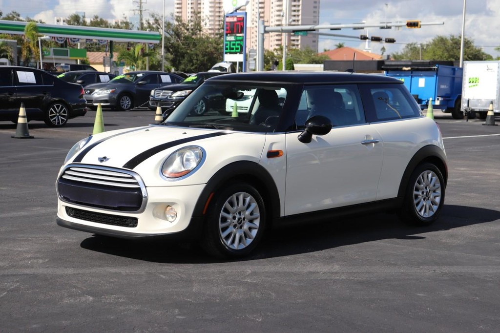 MINI Cooper Hardtop Vehicle Full-screen Gallery Image 03