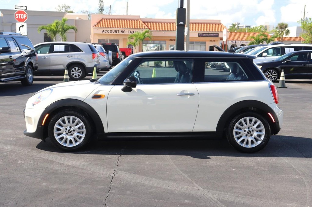 MINI Cooper Hardtop Vehicle Full-screen Gallery Image 04