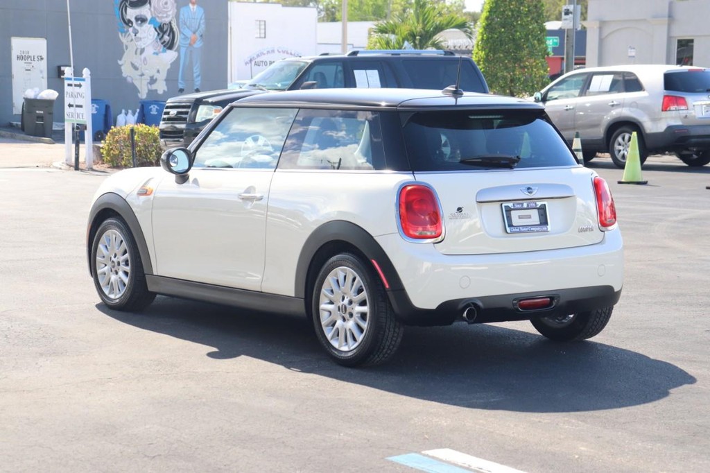 MINI Cooper Hardtop Vehicle Full-screen Gallery Image 06