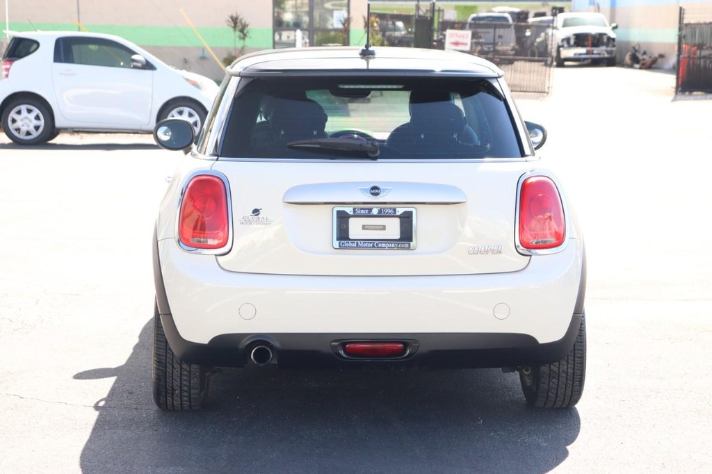 MINI Cooper Hardtop Vehicle Full-screen Gallery Image 07