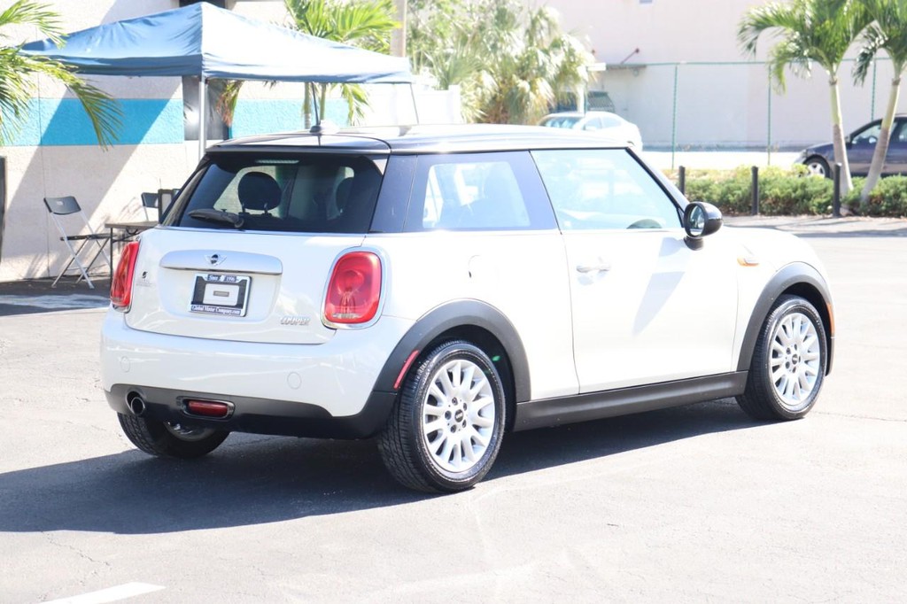 MINI Cooper Hardtop Vehicle Full-screen Gallery Image 08