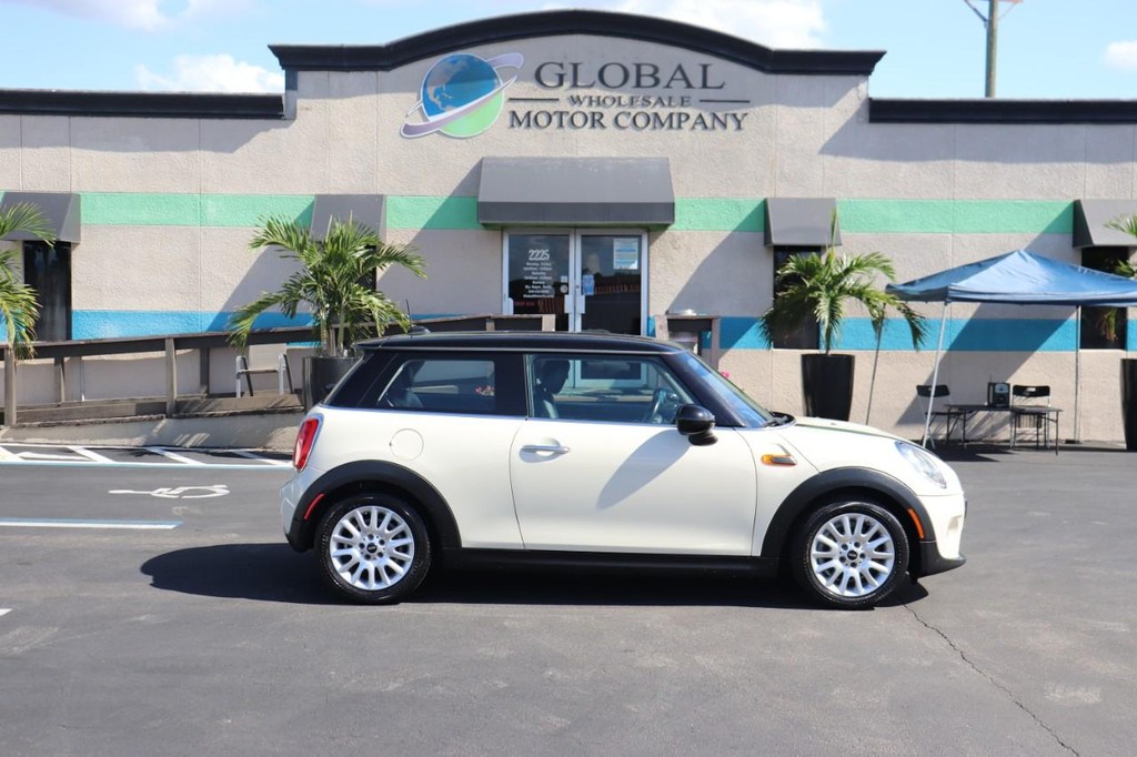 MINI Cooper Hardtop Vehicle Full-screen Gallery Image 09