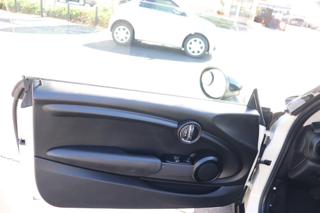 MINI Cooper Hardtop Vehicle Full-screen Gallery Image 11