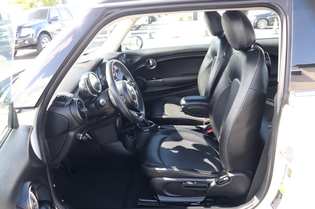 MINI Cooper Hardtop Vehicle Full-screen Gallery Image 12