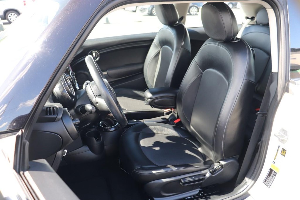 MINI Cooper Hardtop Vehicle Full-screen Gallery Image 13
