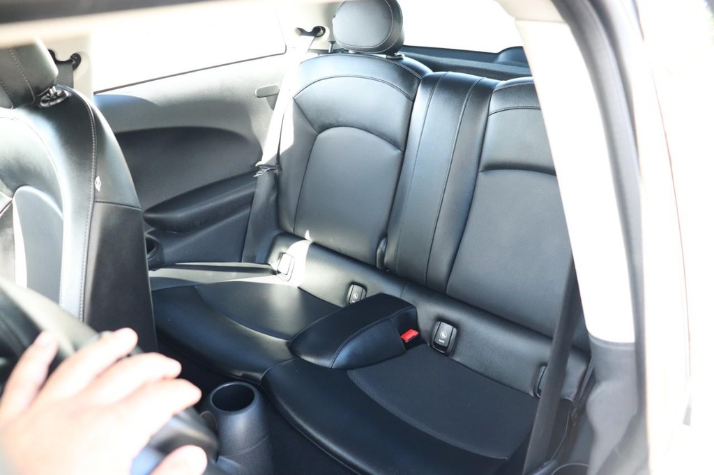 MINI Cooper Hardtop Vehicle Full-screen Gallery Image 14