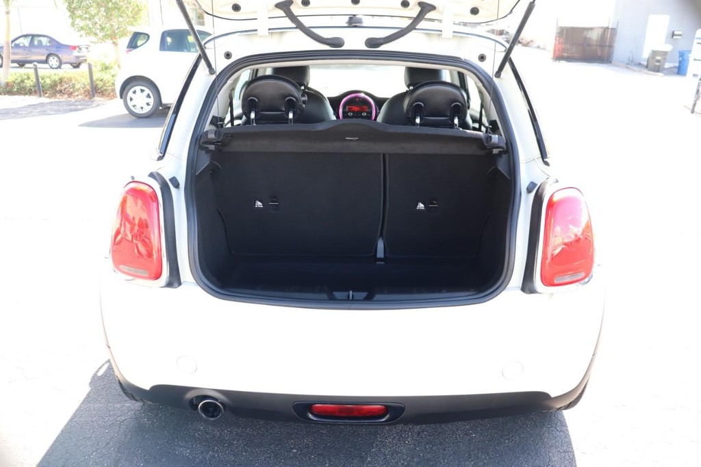 MINI Cooper Hardtop Vehicle Full-screen Gallery Image 15