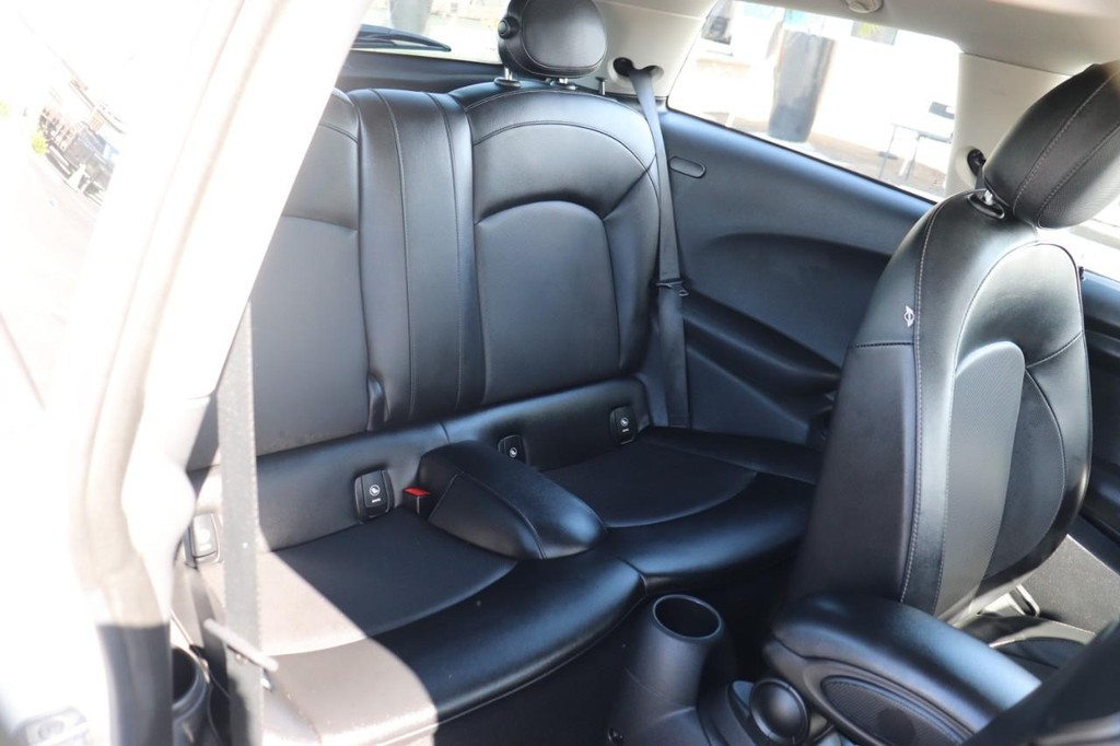 MINI Cooper Hardtop Vehicle Full-screen Gallery Image 16