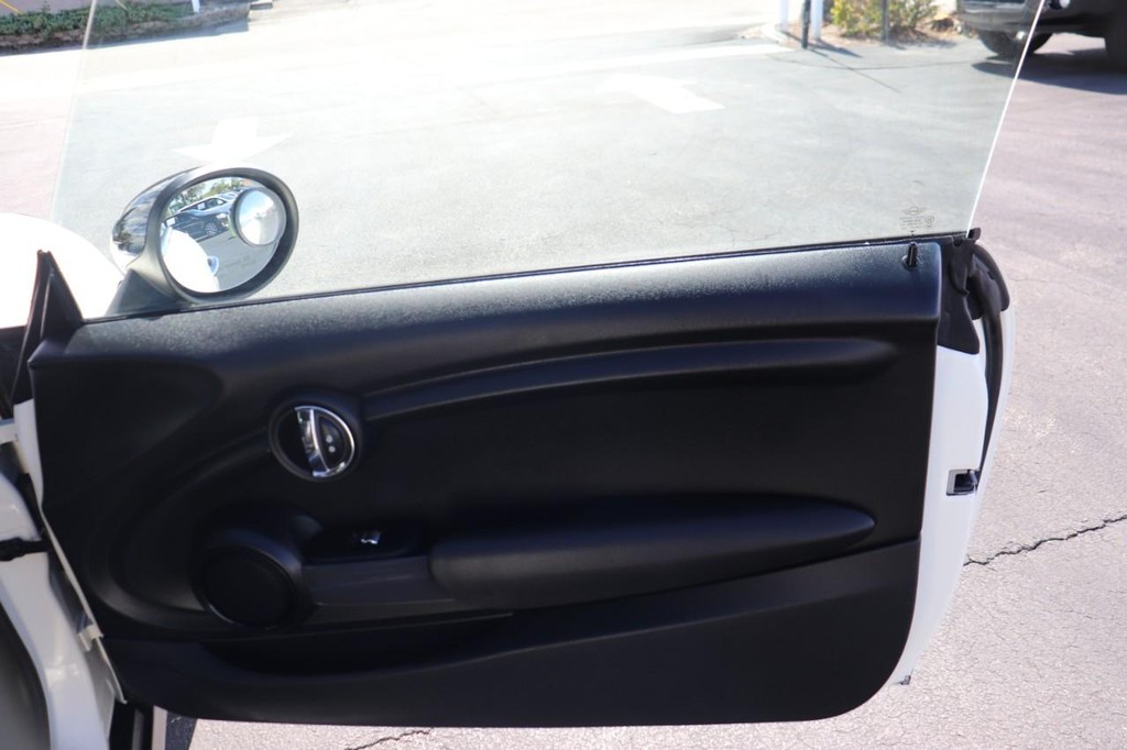 MINI Cooper Hardtop Vehicle Full-screen Gallery Image 17
