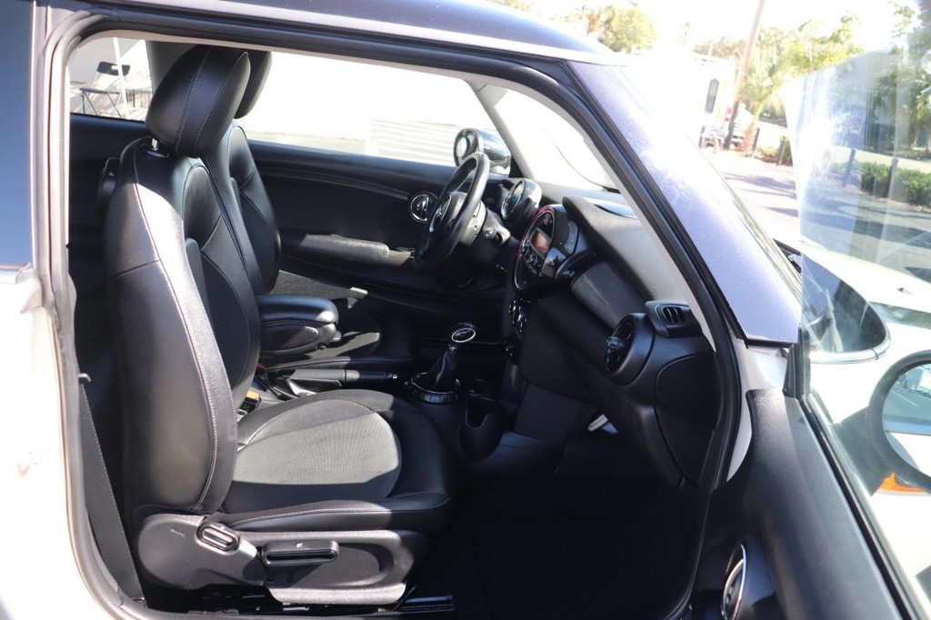 MINI Cooper Hardtop Vehicle Full-screen Gallery Image 18