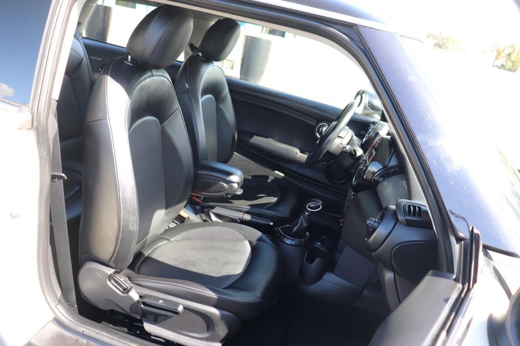 MINI Cooper Hardtop Vehicle Full-screen Gallery Image 19