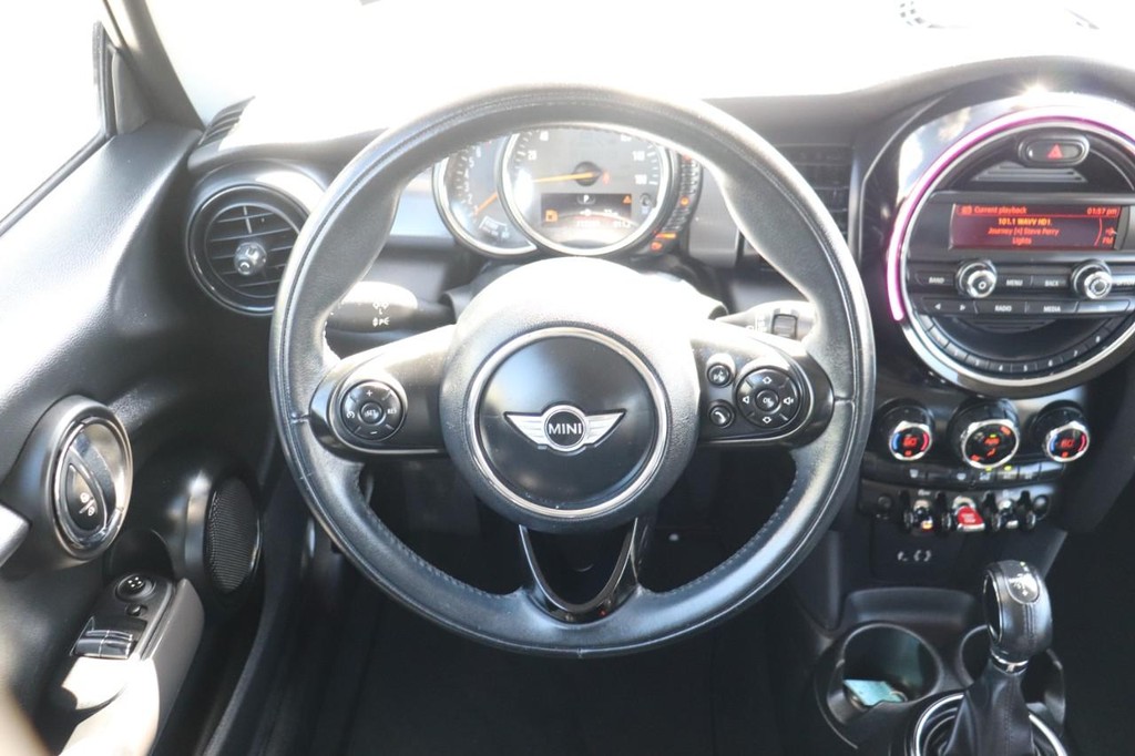 MINI Cooper Hardtop Vehicle Full-screen Gallery Image 20