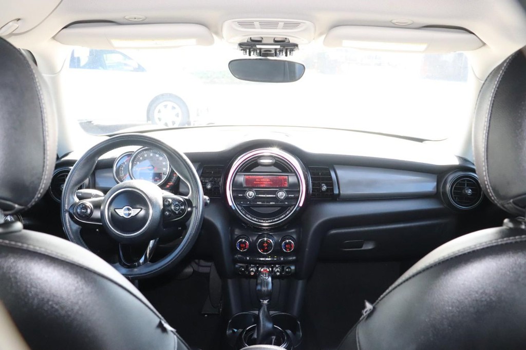 MINI Cooper Hardtop Vehicle Full-screen Gallery Image 21