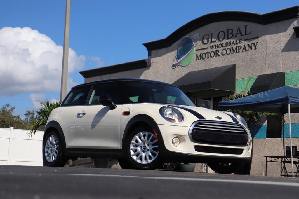 MINI Cooper Hardtop Vehicle Full-screen Gallery Image 22