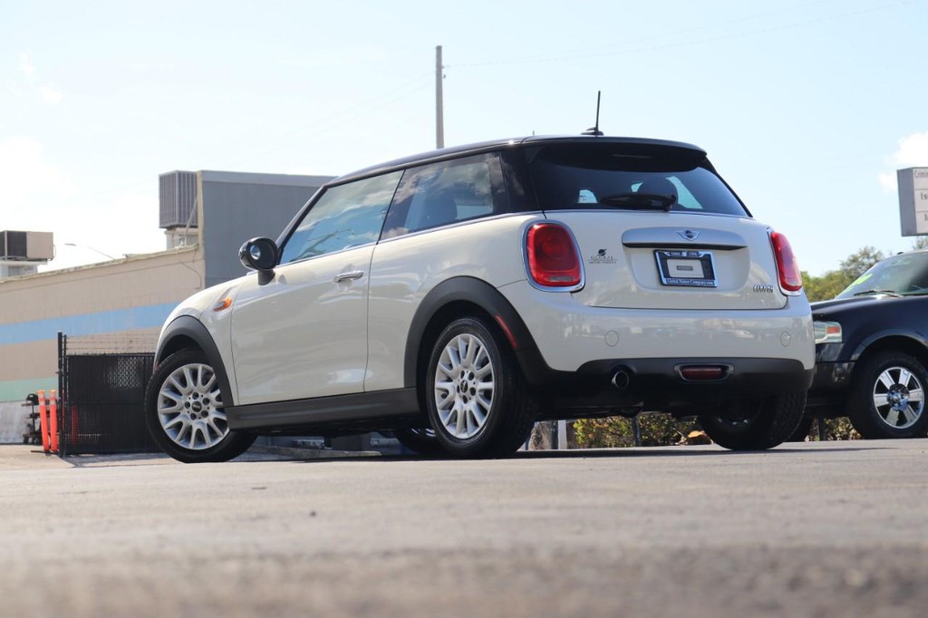 MINI Cooper Hardtop Vehicle Full-screen Gallery Image 23