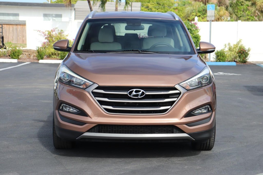 Hyundai Tucson Vehicle Full-screen Gallery Image 02