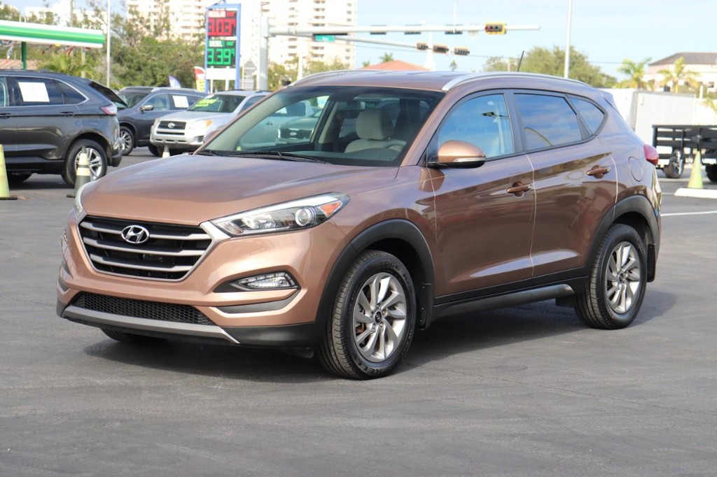 Hyundai Tucson Vehicle Full-screen Gallery Image 03