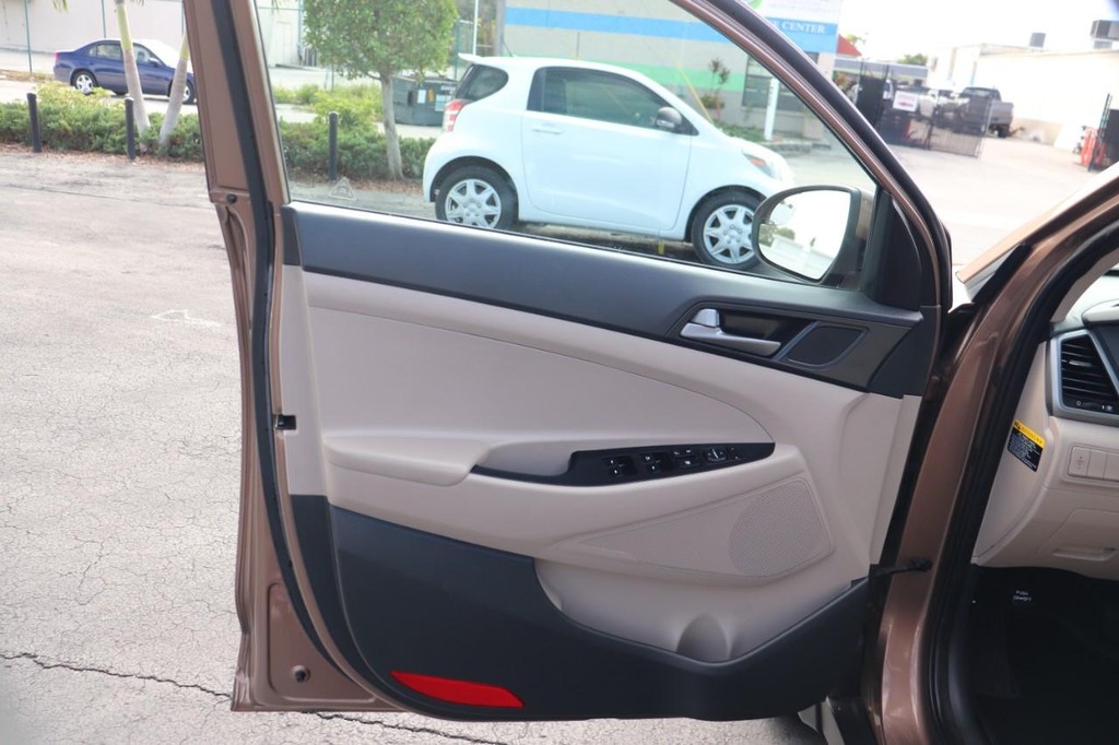 Hyundai Tucson Vehicle Full-screen Gallery Image 11