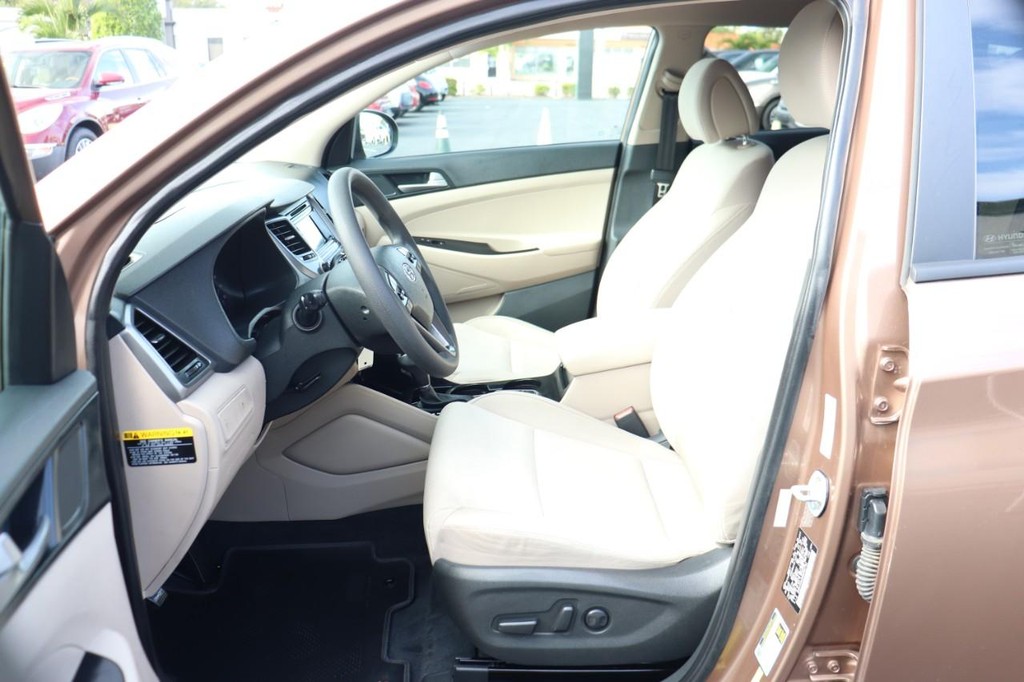 Hyundai Tucson Vehicle Full-screen Gallery Image 12