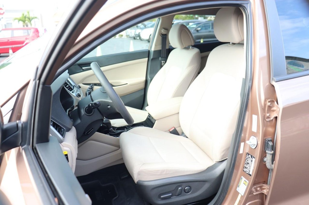 Hyundai Tucson Vehicle Full-screen Gallery Image 13