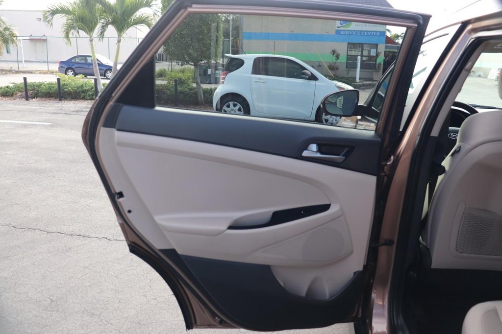 Hyundai Tucson Vehicle Full-screen Gallery Image 14
