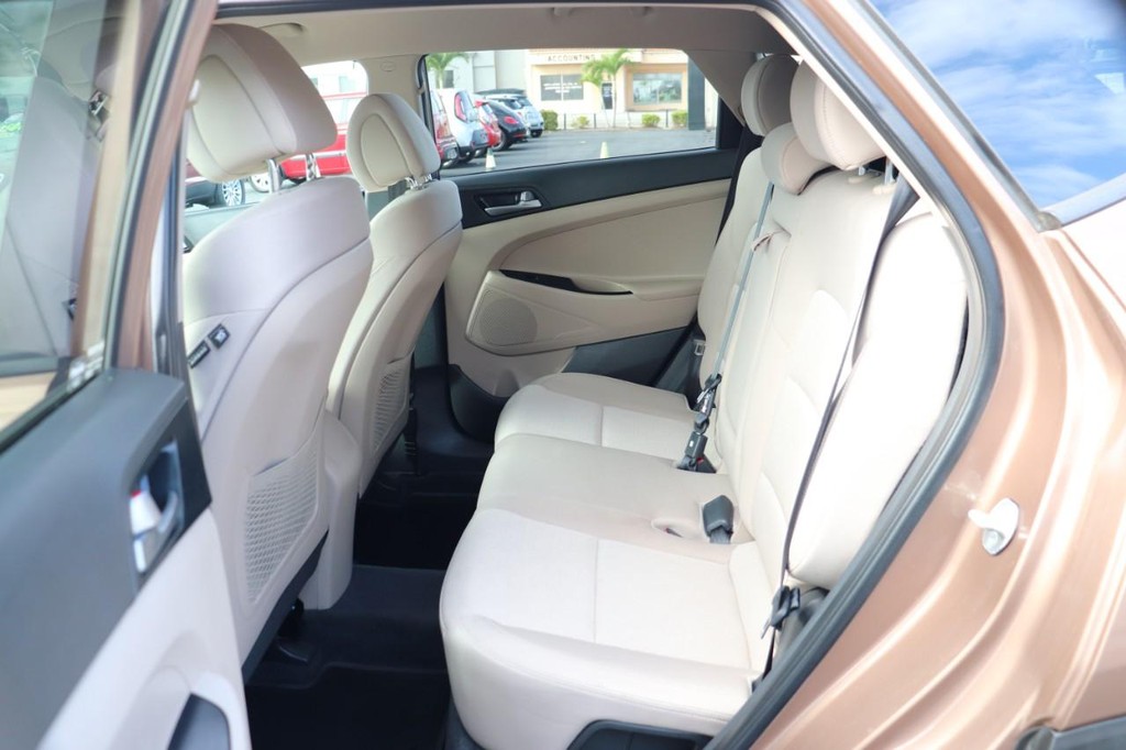 Hyundai Tucson Vehicle Full-screen Gallery Image 15