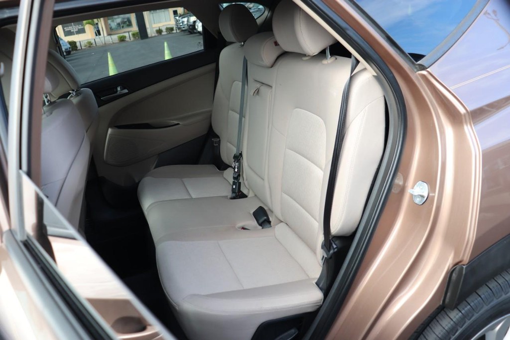 Hyundai Tucson Vehicle Full-screen Gallery Image 16