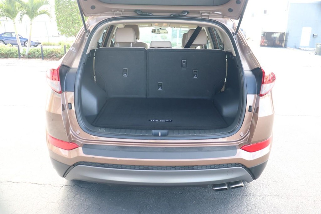 Hyundai Tucson Vehicle Full-screen Gallery Image 17