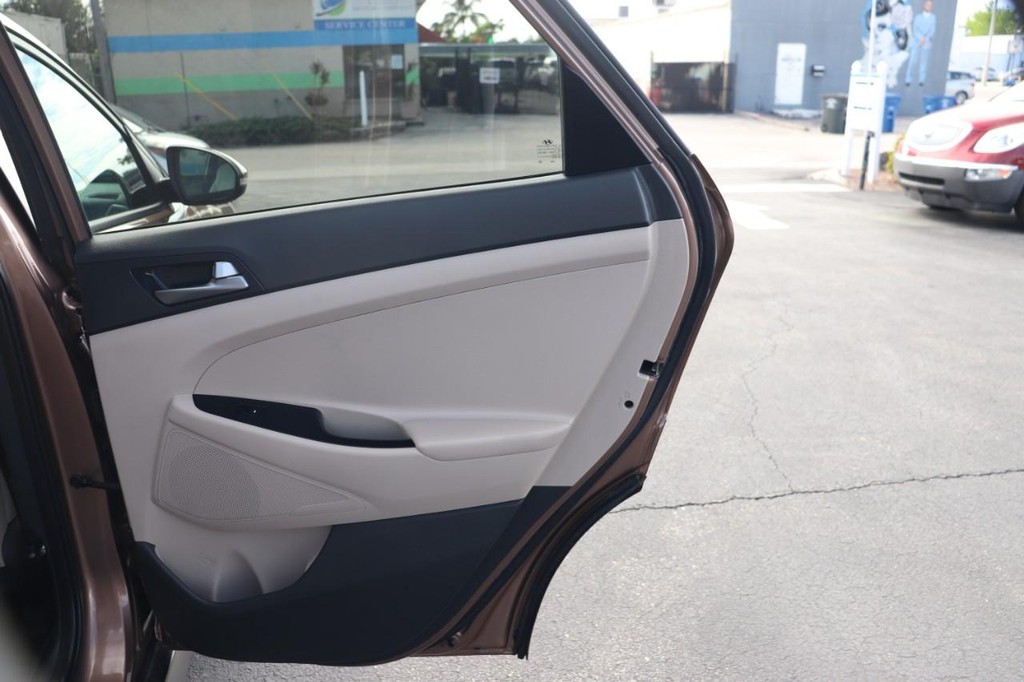 Hyundai Tucson Vehicle Full-screen Gallery Image 18