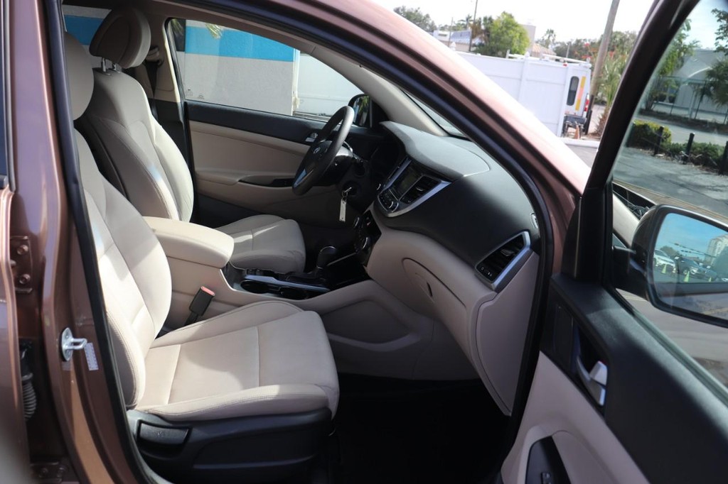 Hyundai Tucson Vehicle Full-screen Gallery Image 22