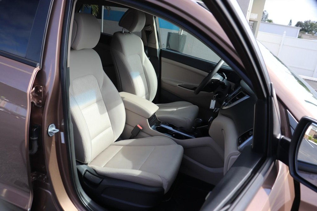 Hyundai Tucson Vehicle Full-screen Gallery Image 23