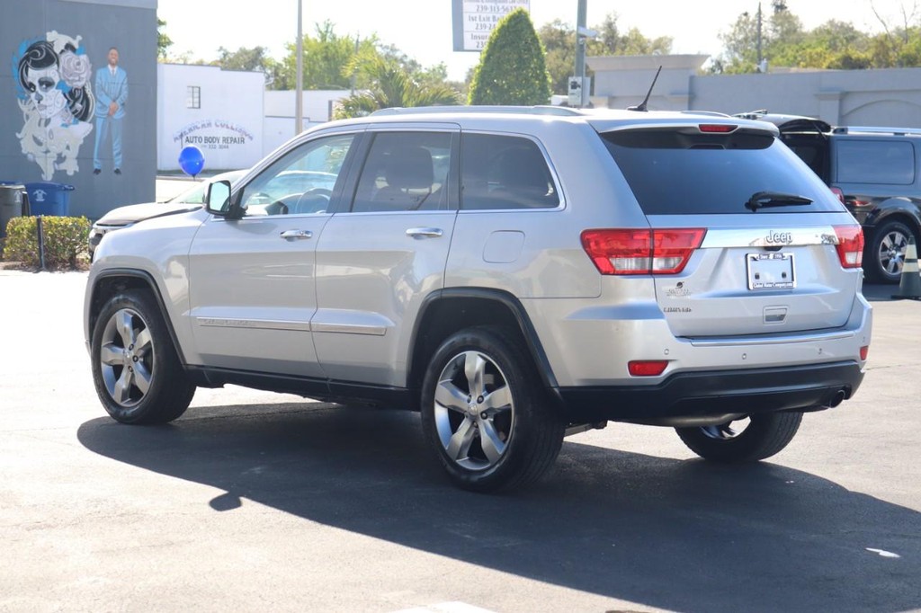 Jeep Grand Cherokee Vehicle Full-screen Gallery Image 06