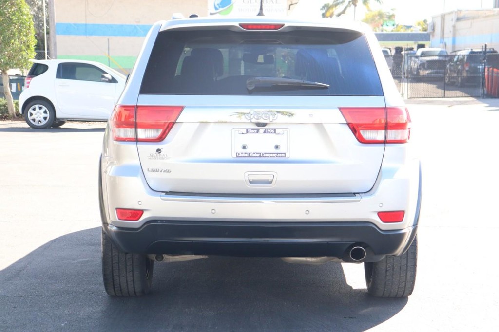 Jeep Grand Cherokee Vehicle Full-screen Gallery Image 07
