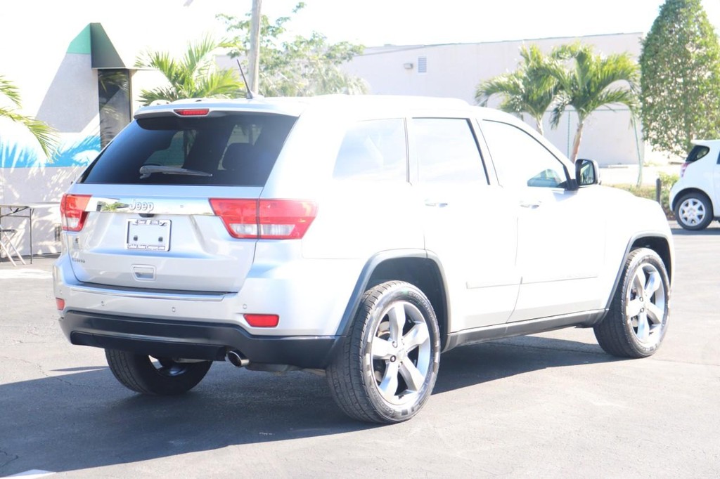 Jeep Grand Cherokee Vehicle Full-screen Gallery Image 08